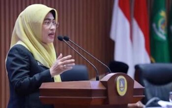 Sekda Kepri Misni menyampaikan jawaban pemerintah pada rapat paripurna DPRD tentang Ranperda Pengelolaan Barang Milik Daerah.