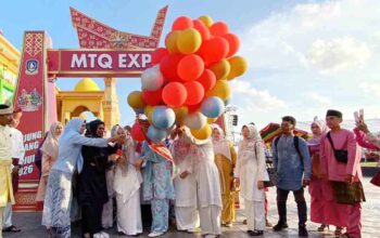 Dewi Kumalasari meninjau stan produk unggulan pada MTQ Expo Kepri 2026.