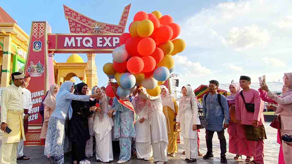 Dewi Kumalasari meninjau stan produk unggulan pada MTQ Expo Kepri 2026.