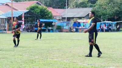 Camat Jemaja Mudahir mencetak gol penalti pada laga eksibisi HUT RI di Lapangan Letung.