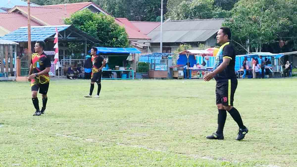 Camat Jemaja Mudahir mencetak gol penalti pada laga eksibisi HUT RI di Lapangan Letung.