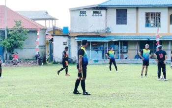 Camat Jemaja Mudahir mengikuti laga eksibisi sepak bola HUT RI di Lapangan Letung.