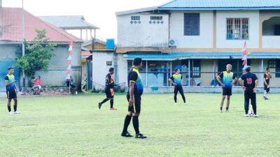 Camat Jemaja Mudahir mengikuti laga eksibisi sepak bola HUT RI di Lapangan Letung.