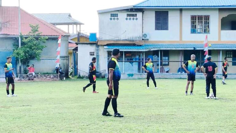 Camat Jemaja Mudahir mengikuti laga eksibisi sepak bola HUT RI di Lapangan Letung.