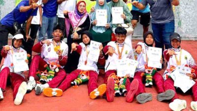Nurul Adya, atlet tenis Tanjungpinang, meraih dua medali pada POPDA Kepri 2026.