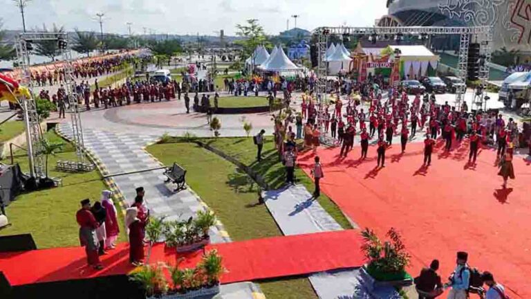 Pawai Ta'aruf MTQ XII Kepri 2026 diikuti kafilah dari tujuh kabupaten dan kota.