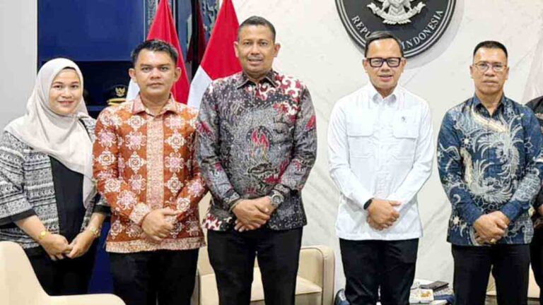 Wakil Menteri Dalam Negeri Bima Arya Sugiarto memberikan arahan mengenai pelayanan publik dan inovasi pengelolaan keuangan kepada Pemerintah Kabupaten Kepulauan Anambas.