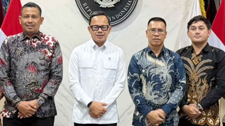 Bupati Kepulauan Anambas Aneng dan Wakil Menteri Dalam Negeri Bima Arya Sugiarto membahas penguatan kemandirian fiskal daerah di Jakarta.