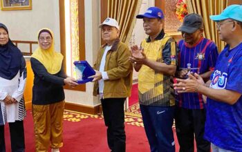 Masyarakat mengikuti pengenalan Senam J Robik yang difasilitasi Pemprov Kepri di Tanjungpinang.