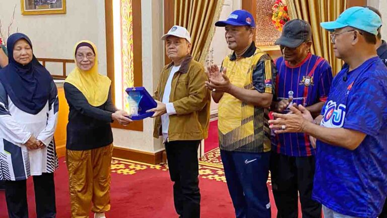 Masyarakat mengikuti pengenalan Senam J Robik yang difasilitasi Pemprov Kepri di Tanjungpinang.