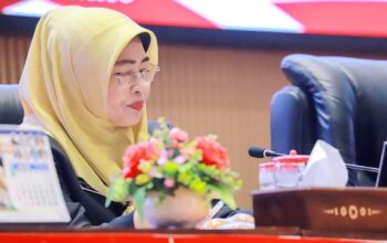 Sekda Kepri Misni menjelaskan penggunaan aplikasi e-BMD dalam pengelolaan aset daerah.