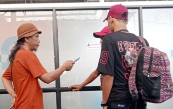 Pengguna jasa melakukan proses keberangkatan di Pelabuhan Internasional Karimun dengan pelayanan keimigrasian.