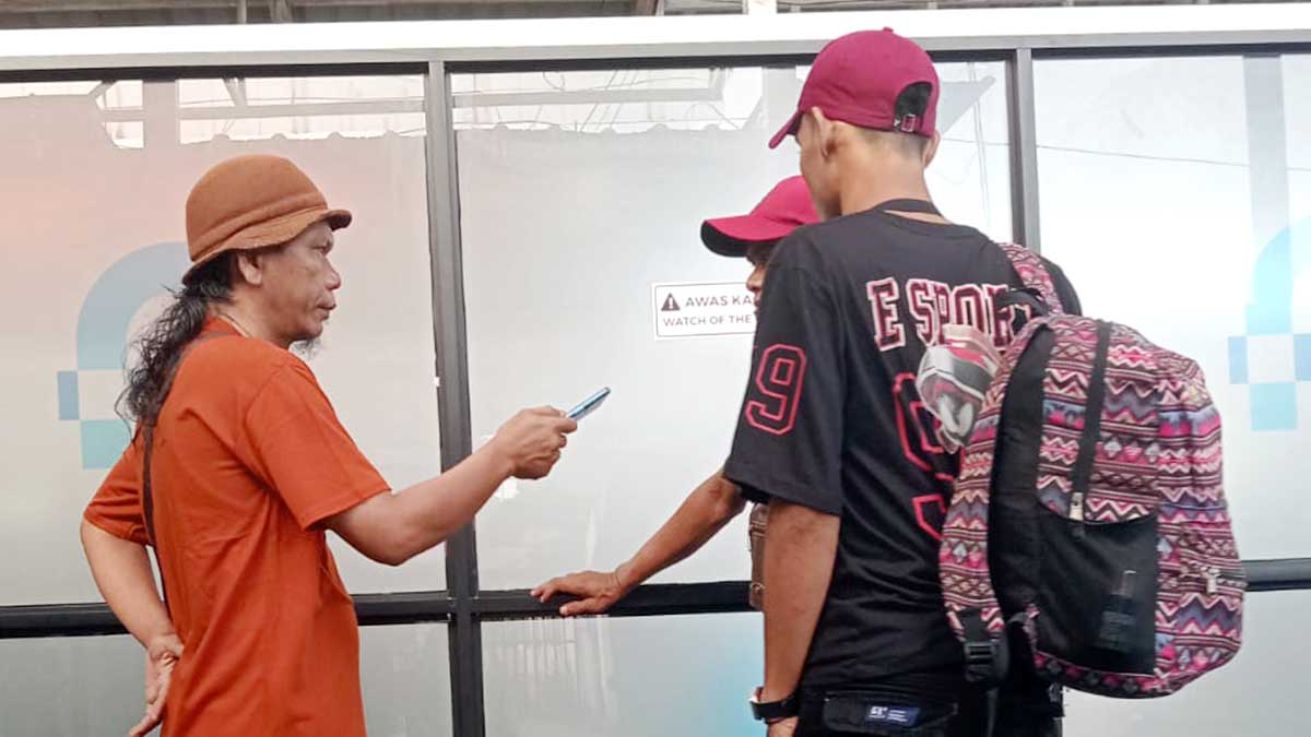 Pengguna jasa melakukan proses keberangkatan di Pelabuhan Internasional Karimun dengan pelayanan keimigrasian.