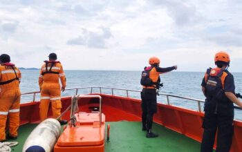 KN SAR 209 melakukan pencarian penumpang KMP Bahtera Nusantara 03 yang diduga terjatuh di laut.