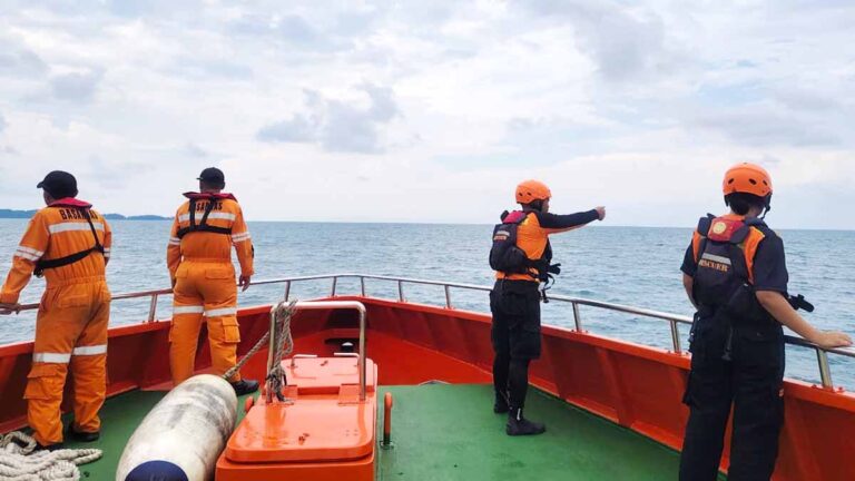 KN SAR 209 melakukan pencarian penumpang KMP Bahtera Nusantara 03 yang diduga terjatuh di laut.