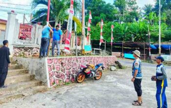 Masyarakat dan perangkat Kecamatan Jemaja bergotong royong menyiapkan HUT RI ke-81.