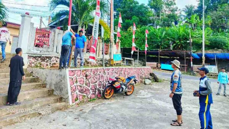 Masyarakat dan perangkat Kecamatan Jemaja bergotong royong menyiapkan HUT RI ke-81.