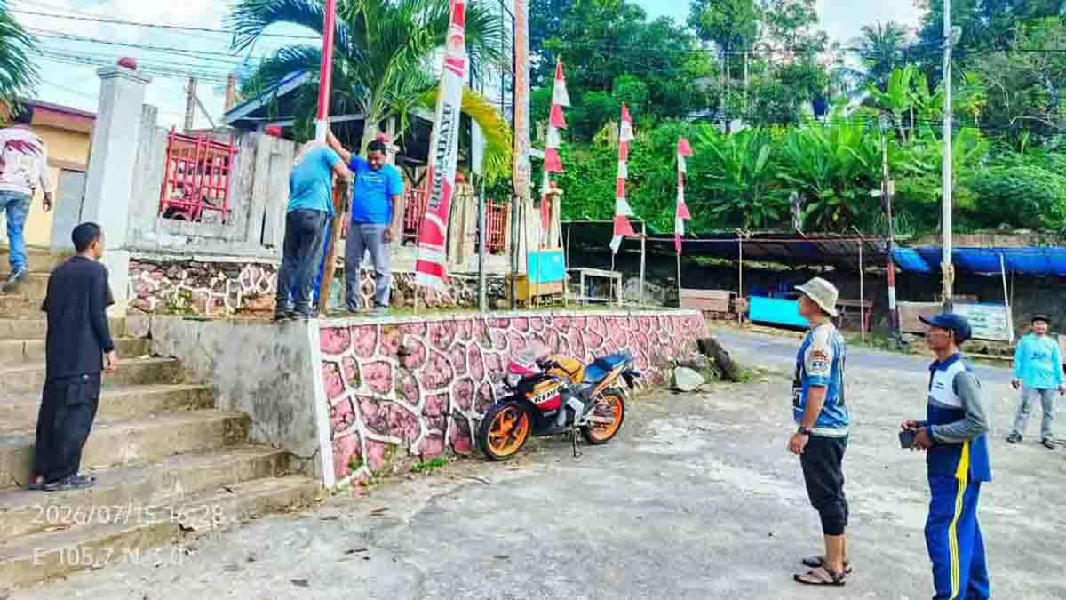 Masyarakat dan perangkat Kecamatan Jemaja bergotong royong menyiapkan HUT RI ke-81.