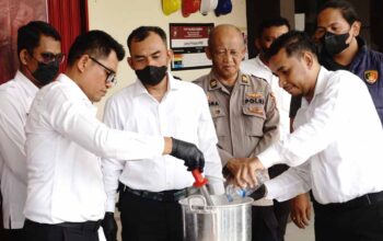 Petugas Satresnarkoba Polres Karimun memusnahkan 747,26 gram sabu hasil pengungkapan kasus narkotika.