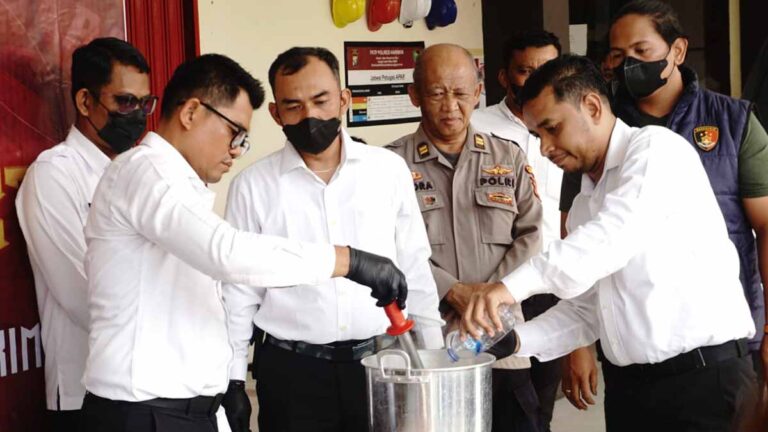 Petugas Satresnarkoba Polres Karimun memusnahkan 747,26 gram sabu hasil pengungkapan kasus narkotika.