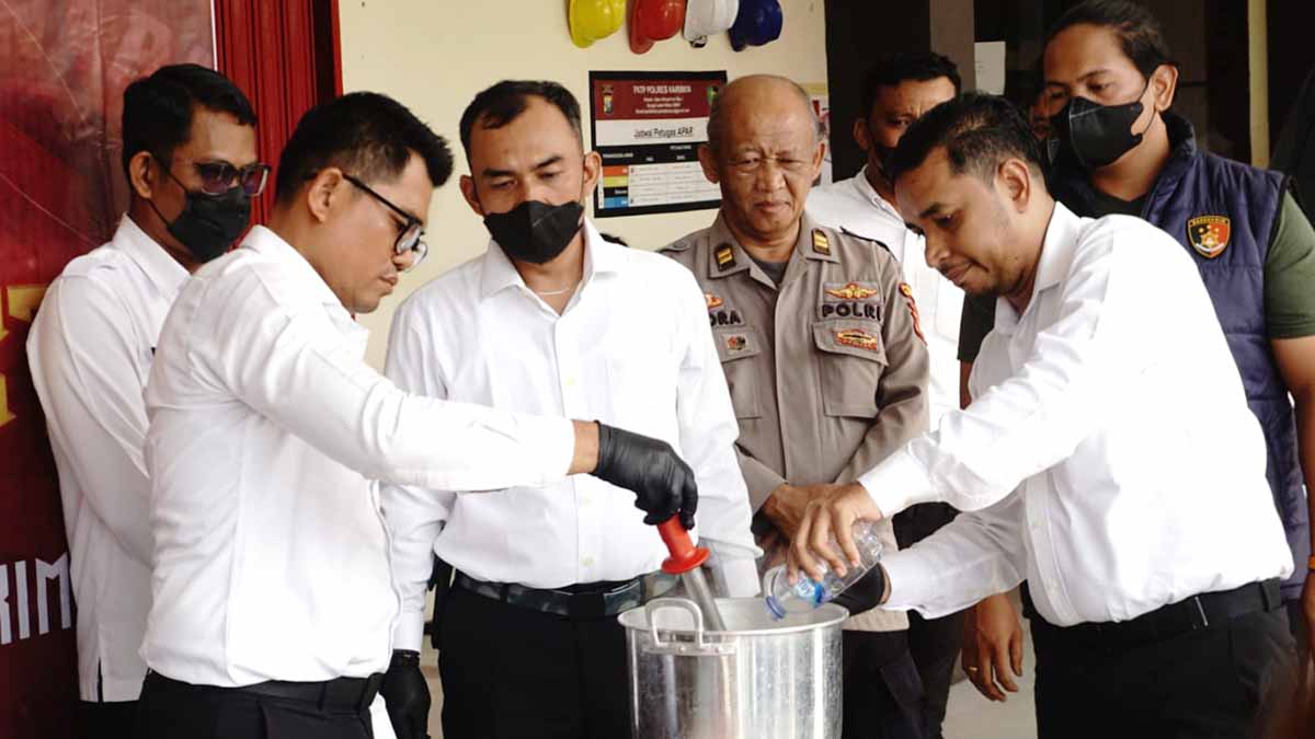 Petugas Satresnarkoba Polres Karimun memusnahkan 747,26 gram sabu hasil pengungkapan kasus narkotika.
