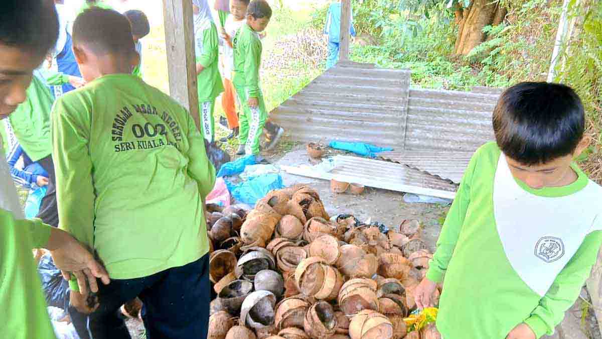Siswa SDN 002 Seri Kuala Lobam membuat briket BRIKOLA dari limbah kelapa.