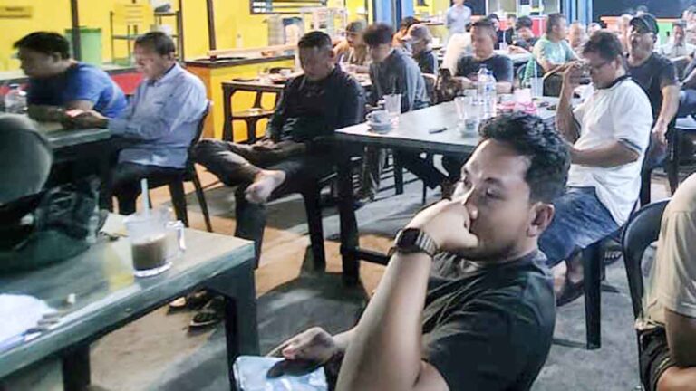 Raja Bayu memberikan dukungan kepada Timnas Argentina saat nobar Final Piala Dunia 2026 di Anambas.