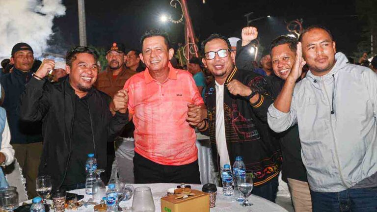 Ribuan masyarakat mengikuti Nobar Bola Gembira Final Piala Dunia 2026 bersama Gubernur Kepri Ansar Ahmad di Median Jalan Bandara RHF Tanjungpinang.