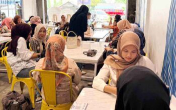 Manager Operasional Nasi Tempong Balapan, Riri, menjelaskan komitmen pelayanan dan cita rasa kepada pelanggan.