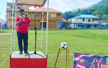 Asisten III Kabupaten Kepulauan Anambas Saidina memberikan sambutan pada laga eksibisi HUT RI di Jemaja.