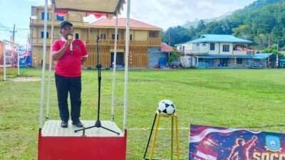 Asisten III Kabupaten Kepulauan Anambas Saidina memberikan sambutan pada laga eksibisi HUT RI di Jemaja.