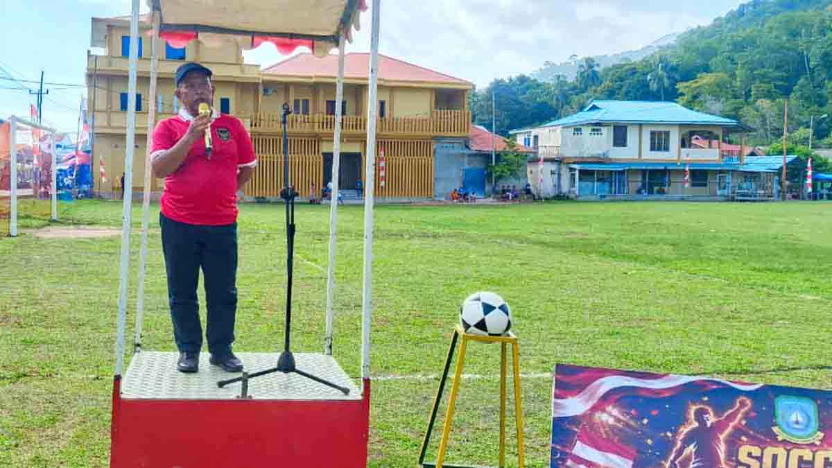 Asisten III Kabupaten Kepulauan Anambas Saidina memberikan sambutan pada laga eksibisi HUT RI di Jemaja.