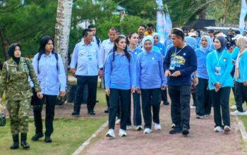 Selvi Ananda bersama Gubernur Kepri Ansar Ahmad mengikuti aksi konservasi laut di Pantai Dugong Bintan.