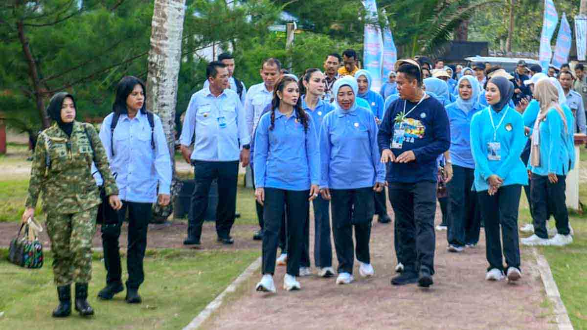 Selvi Ananda bersama Gubernur Kepri Ansar Ahmad mengikuti aksi konservasi laut di Pantai Dugong Bintan.