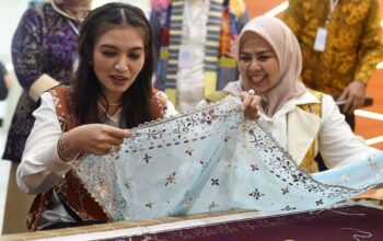 Ketua Umum Dekranas RI Selvi Ananda mengunjungi stan UMKM di Dekranasda Creative Space Kepulauan Riau.