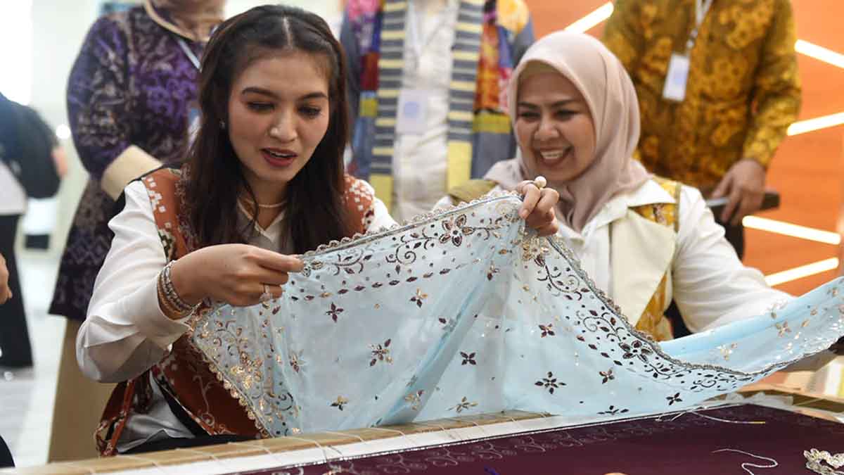 Ketua Umum Dekranas RI Selvi Ananda mengunjungi stan UMKM di Dekranasda Creative Space Kepulauan Riau.