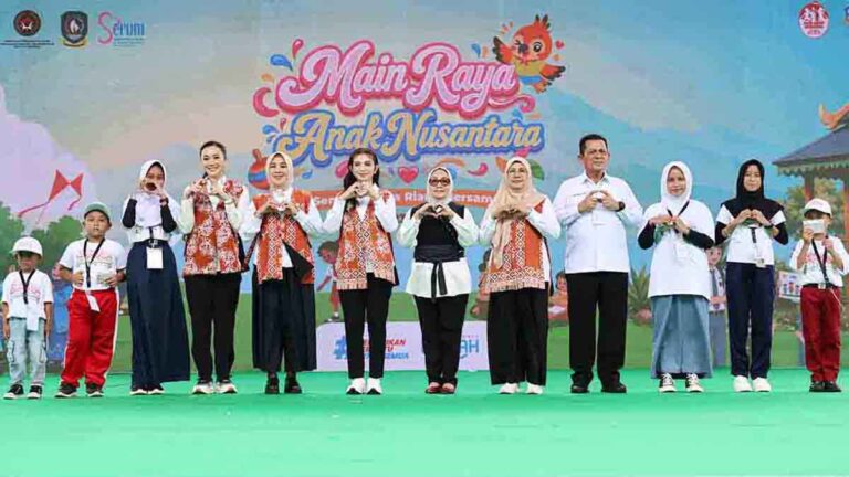 Selvi Ananda Gibran Rakabuming Raka bermain permainan tradisional bersama anak-anak pada Main Raya Anak 2026 di Tanjungpinang.