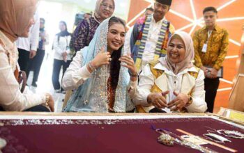 Ketua Umum Dekranas RI Selvi Ananda meninjau proses pembuatan kain tenun di Dekranasda Creative Space Kepulauan Riau.