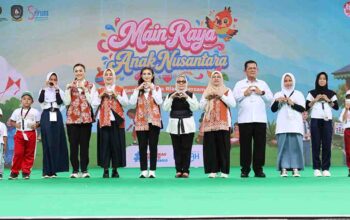 Selvi Ananda Gibran Rakabuming Raka bermain permainan tradisional bersama anak-anak pada Main Raya Anak 2026 di Tanjungpinang.