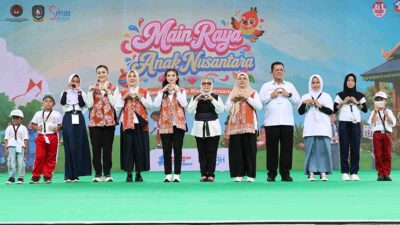 Selvi Ananda Gibran Rakabuming Raka bermain permainan tradisional bersama anak-anak pada Main Raya Anak 2026 di Tanjungpinang.