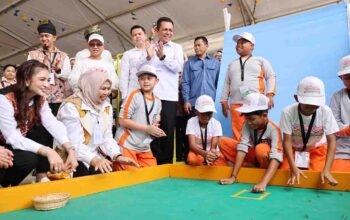 Selvi Ananda Gibran Rakabuming Raka bersama Gubernur Kepri Ansar Ahmad menghadiri Main Raya Anak 2026 di Tugu Sirih, Tanjungpinang.
