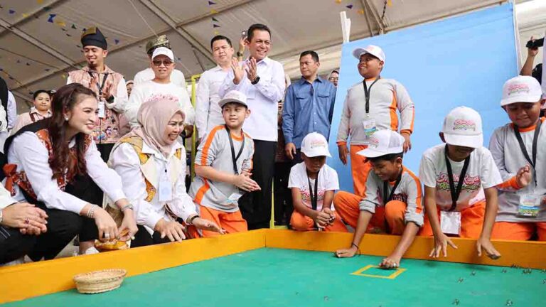 Selvi Ananda Gibran Rakabuming Raka bersama Gubernur Kepri Ansar Ahmad menghadiri Main Raya Anak 2026 di Tugu Sirih, Tanjungpinang.