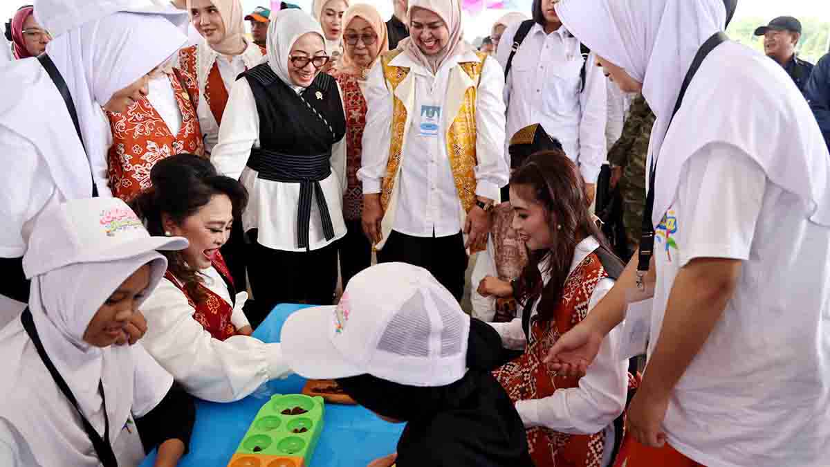 Selvi Ananda Gibran Rakabuming Raka bermain permainan tradisional bersama anak-anak pada Main Raya Anak 2026 di Tugu Sirih, Tanjungpinang.