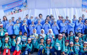 Selvi Ananda dan Gubernur Ansar Ahmad menyerahkan bantuan internet Starlink untuk sekolah pesisir di Bintan.