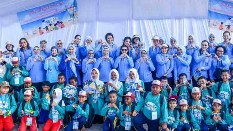 Selvi Ananda dan Gubernur Ansar Ahmad menyerahkan bantuan internet Starlink untuk sekolah pesisir di Bintan.