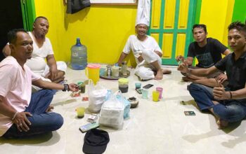 Ustadz Qosim memberikan sambutan dalam kegiatan bersama Deva Syafutra di Masjid Al-Munawwarah Jemaja.