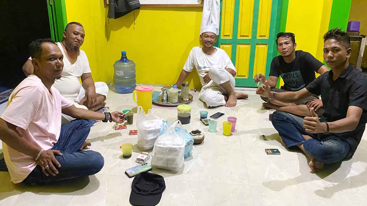Ustadz Qosim memberikan sambutan dalam kegiatan bersama Deva Syafutra di Masjid Al-Munawwarah Jemaja.
