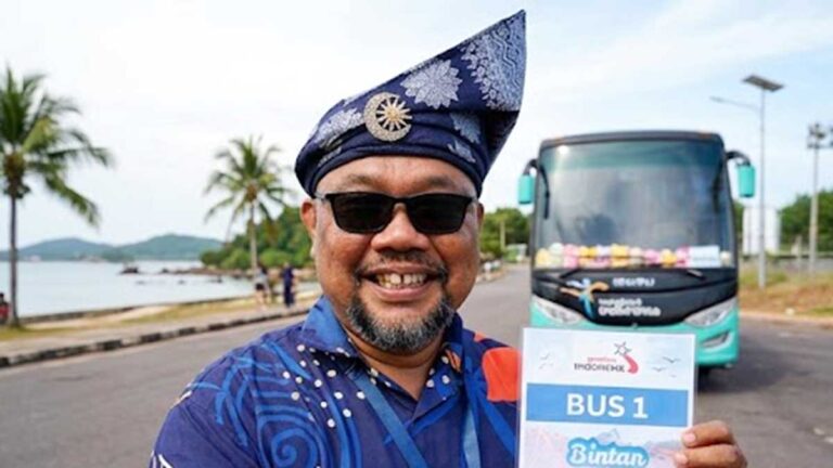 Wisatawan Malaysia mengunjungi destinasi wisata di Tanjungpinang, Kepulauan Riau.